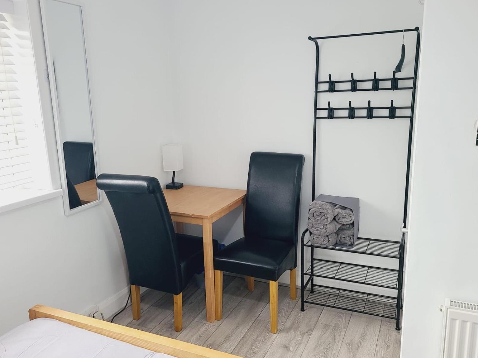 Roomz-Gatwick-London-Airport Parking-Travel Service Ifield Exterior photo